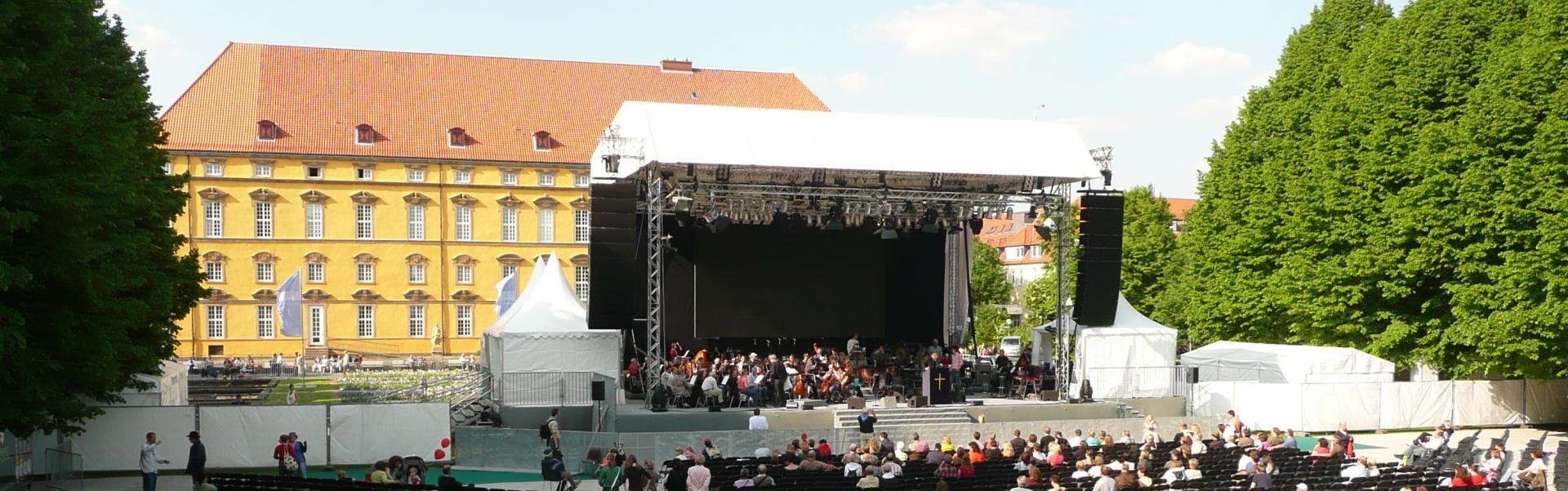 Audiotechnik und große Open Air Bühne beim Katholikentag