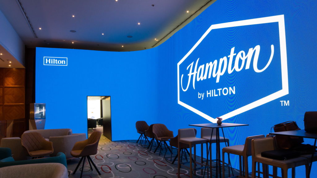 Gebogene LED Wand im Hotel Hilton Intercontinental