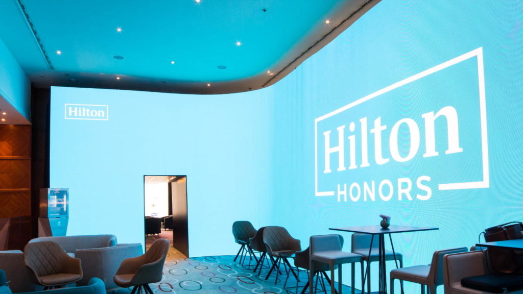 Gebogene LED Wand im Hotel Hilton Intercontinental