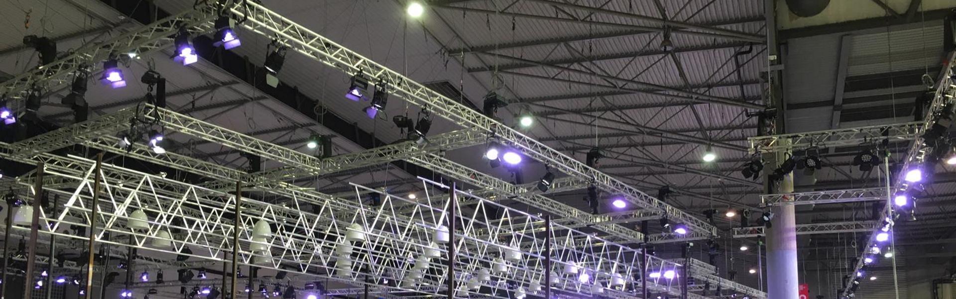 Messetechnik wie Rigging und Traverse in der Messehalle mit Licht in Potsdam Berlin Hannover und Frankfurt unser Heimspiel