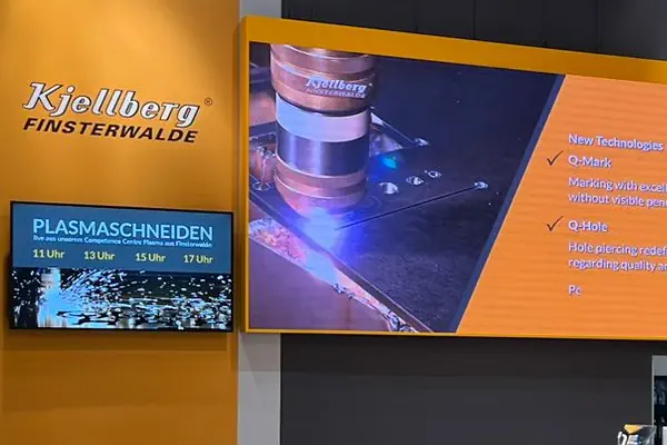 Livestream aus der Werkhalle auf eine LED-Wand vom Kjellberg Messestand der Euroblech als Online-Hybrid-Event
