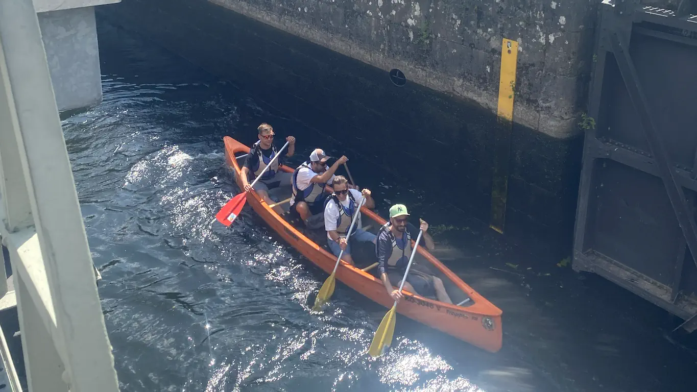 AVMS Sommerfest 2025 Mit dem Kanu auf der Lahn Team Turbo in der Schleuse