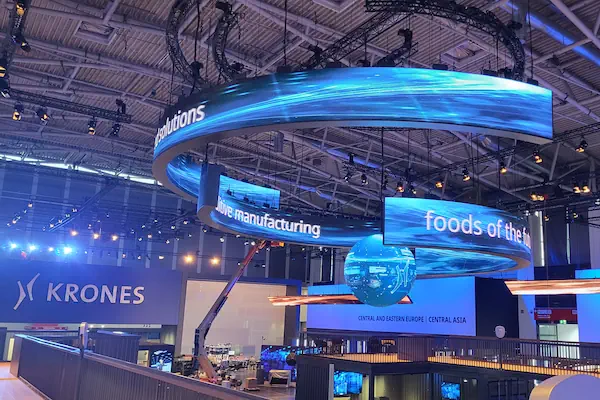 Drinktec Krones Messehalle Medientechnik-Schau mit LED-Kugel