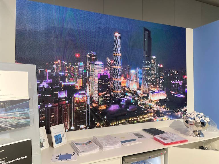 beMatrix_mit_LEDskin_auf_Fondskongress_Goldman-Sachs-2_768x576