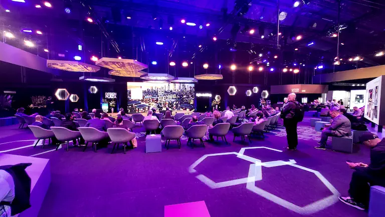 Light-Building-Design-Plaza-Buehne-1