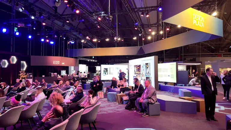 Light-Building-Design-Plaza-Buehne-3