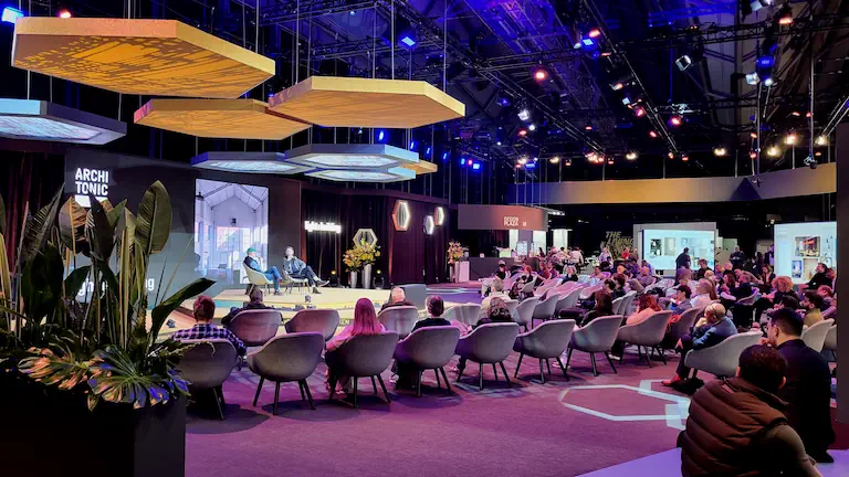 Light-Building-Design-Plaza-Buehne-4