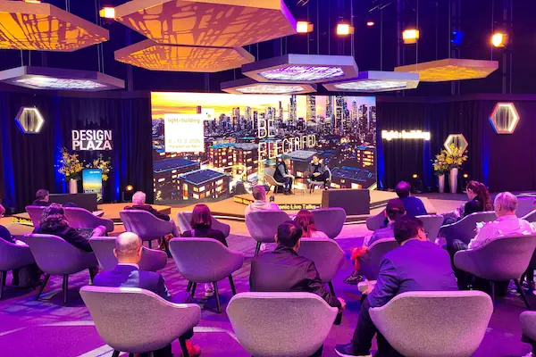 Light-Building-Design-Plaza-Buehne