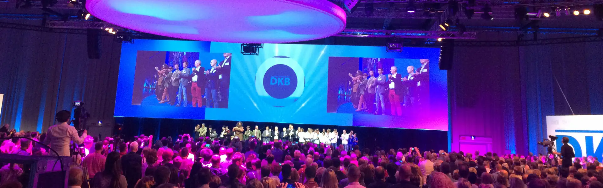 Projectors-and-screen