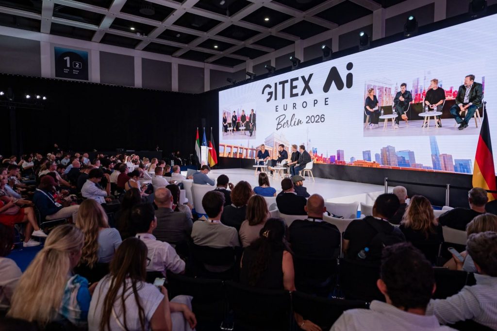 Bühne mit LED-Hintergrund auf der Gitex AI Europe in Berlin