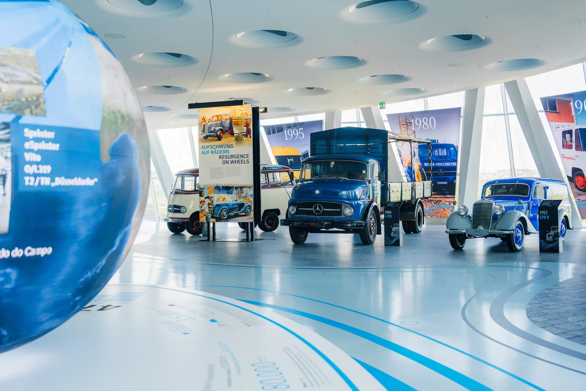 led-halbkugel-auf-podest-bei-sonderausstellung-130-jahre-mercedes-nutzfahrzeuge