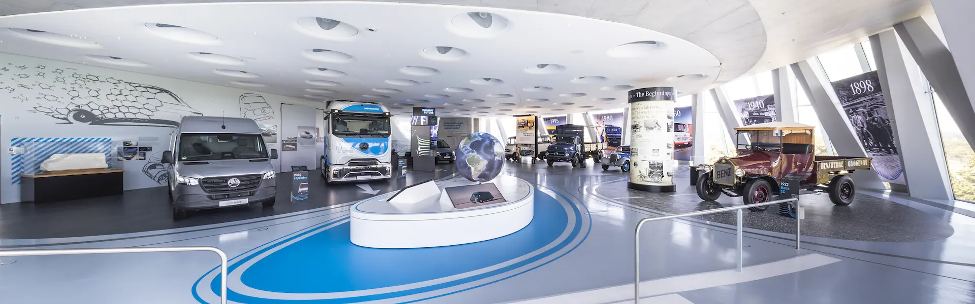 led-kugel-auf-sonderausstellung-130-jahre-mercedes-nutzfahrzeuge