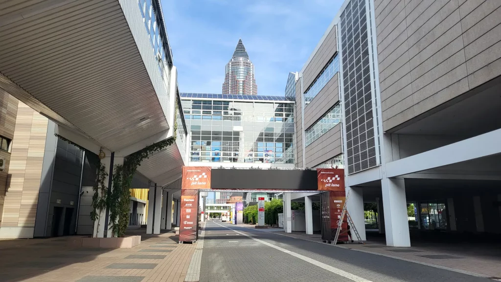 Automechanika 2026 pit-lane Boxengasse mit Messeturm